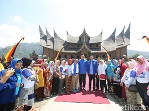 Kampanye Sambil Makan Rendang di Batusangkar, AHY: Bu Ani Pasti Iri