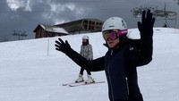 First Timer! alias pemain ski pemula, Luna Maya menyebut dirinya begitu. Kalau main ski untuk pertama kalinya, memang dilarang memakai tongkat, harus memakai tangan kosong sebagai latihan keseimbangan. (Instagram/@lunamaya)