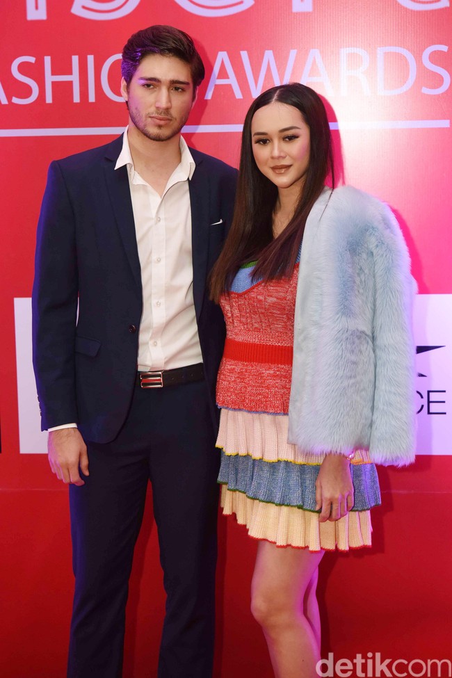 Shahiyani Febri Wiraatmadja atau lebih dikenal dengan nama Aura Kasih menikah siri dengan Eryck Amaral pada September 2018 di Bangkok, Thailand. Keduanya kemudian menikah resmi pada Desember 2018. Aura sempat diisukan hamil di luar nikah. Namun kemudian dia mengumumkan kehamilannya sekaligus mengaku sudah menikah siri sebelum menikah resmi. Pernikahan Aura Kasih dan Eryck berakhir dengan perceraian pada 2021. Foto: Noel/detikFoto