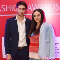 Shahiyani Febri Wiraatmadja atau lebih dikenal dengan nama Aura Kasih menikah siri dengan Eryck Amaral pada September 2018 di Bangkok, Thailand. Keduanya kemudian menikah resmi pada Desember 2018. Aura sempat diisukan hamil di luar nikah. Namun kemudian dia mengumumkan kehamilannya sekaligus mengaku sudah menikah siri sebelum menikah resmi. Pernikahan Aura Kasih dan Eryck berakhir dengan perceraian pada 2021. Foto: Noel/detikFoto