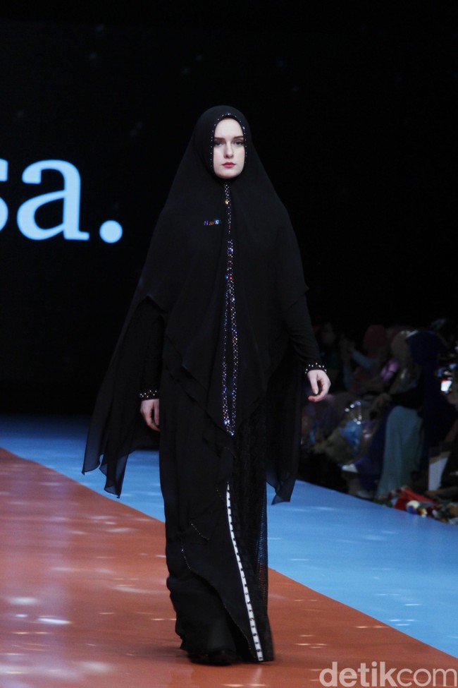 Koleksi busana muslim syari Si.Se.Sa yang ditampilkan di Si.Se.Sa Annual Fashion Show 2019, The Tribrata, Jakarta, [Selasa 19/03/2019]. Foto: Mohammad Abduh/Wolipop