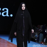 Koleksi busana muslim syari Si.Se.Sa yang ditampilkan di Si.Se.Sa Annual Fashion Show 2019, The Tribrata, Jakarta, [Selasa 19/03/2019]. Foto: Mohammad Abduh/Wolipop
