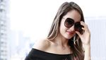 Cinta Laura Pamer Bahu Seksinya