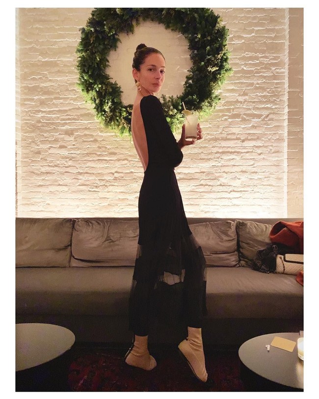 Bekerja untuk Chanel, wajar jika Amanda terpengaruh oleh brand eksklusif itu dalam hal gaya busana. Aku akan mengatakan bahwa inspirasi pribadiku datang dari Chanel. Aku tumbuh di dalam rumah (Chanel), jadi aku pikir itu lah di mana aku belajar bahwa elegansi adalah simplisitas, tutur Amanda. Foto: Instagram @amandasanchez