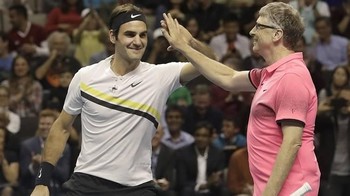 Ia pernah pula bertanding amal dengan Roger Federer untuk membantu Afrika. Pertandingan ini dihadiri 15 ribu penonton. Foto: Getty Images