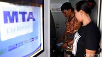 Kapal Bahtera Seva III juga dilengkapi dengan ATM untuk memudahkan warga melakukan tarik tunai tanpa harus mengantre di teller.