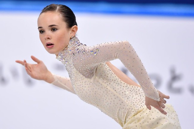 Mariah Bell diduga mendekati Lim Eun Soo dan dengan sengaja membuat sepatu seluncur esnya mengenai kaki atlet berusia 16 tahun tersebut. Akibatnya betis Eun Soo mengalami luka sobek. Foto: Getty Images