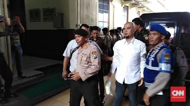 Ahmad Dhani disebut datang ke PN Surabaya dengan membawa nasi bungkus.