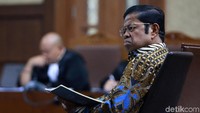 Begini ekspresi Idrus Marham saat dituntut 5 tahun penjara saat jalani sidang di Pengadilan Tipikor Jakarta, Kamis (21/3/2019).