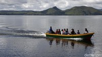 Keberadaan Danau Sentani di Papua membuat pesona tidak ada habisnya. Danau ini kaya akan legenda dan budaya. Muhammad Ridho/detikcom  