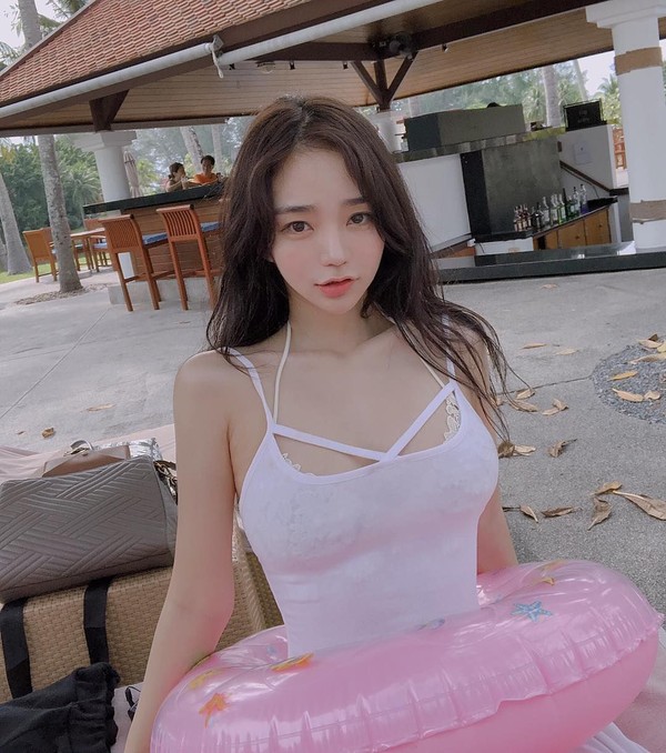 Foto: Liburannya Model Seksi Kontroversi Korea Selatan