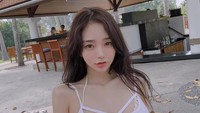 Dengan tingkah konyol, Kim berpose dengan menggunakan pelampung ban. Seperti anak kecil saja ya. (dodo_baby/Instagram)