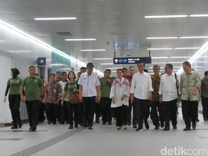 Sebelum Meresmikan, Jokowi Naik MRT dari Istora ke Bundaran HI