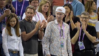 Gates, bintang tenis John McEnroe dan Larry Ellison bertepuk tangan atas kemenangan Serena Williams. Foto: Getty Images