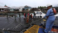 Warga nampak menunggu di dermaga saat Kapal Bahtera Seva III tiba dan akan ditambatkan untuk dapat segera melayani warga Halmahera Selatan.