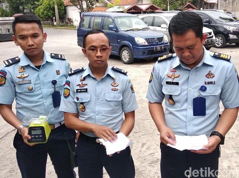 Petugas Lapas Banceuy memperlihatkan barang bukti narkotik.