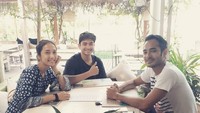 Reunian, tulis Lio di keterangan foto. Ia dan dua temannya sedang berada di sebuah kafe di Kemang. Makanannya mana ya hihi. Foto: Instagram marthinolio