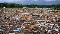 Pasca diterjang banjir bandang, permukaan danau terlihat dipenuhi sampah. ANTARA FOTO/Zabur Karuru.