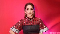 Banyak yang mengira Ussy akan tampil beda usai fotonya yang bikin heboh. Pool/Noel/detikFoto.