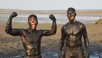 Bukan cuma main air, Silas juga mencoba Wattwanderund atau stinky mud. Kamu pernah coba? (silas_nacita/Instagram)