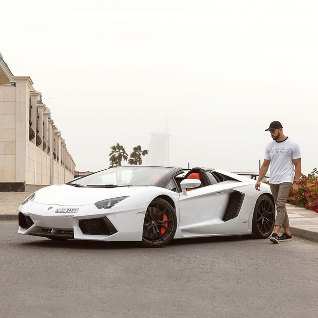 Tak hanya berkesempatan keliling dunia bekerja bersama Matthew, asisten pribadinya juga akan digaji fantastis. Miliuner 26 tahun itu menjanjikan gaji 28 ribu poundsterling atau Rp 520 juta. Foto: Instagram (@matthewlepre)