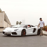 Tak hanya berkesempatan keliling dunia bekerja bersama Matthew, asisten pribadinya juga akan digaji fantastis. Miliuner 26 tahun itu menjanjikan gaji 28 ribu poundsterling atau Rp 520 juta. Foto: Instagram (@matthewlepre)