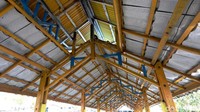 Kayu berwarna kuning dan biru menghiasi atap jembatan unik tersebut. Ada hal unik terkait pembangunan jembatan ini. Awalnya batu bacan yang disusun di jembatan ini berwarna hitam. Namun lama kelamaan karena gesekan dengan alas kaki warga, batu bacan ini mulai muncul warna aslinya, yaitu kehijauan.