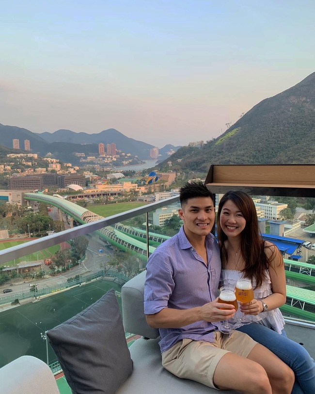 Orangtua Kwong adalah instruktur renang dan menjalankan klub renang Lai Wa. Kwong juga dilatih sebagai perenang dan mengerti apa yang dibutuhkan untuk menjadi perenang kelas dunia. Tapi, ia mengambil jalan yang berbeda dari To. Setelah lulus dari departemen bahasa di China University di Hong Kong dan menyelesaikan gelar master dalam terapi wicara di Universitas Politeknik Hong Kong, Kwong bekerja sebagai terapis bicara. Foto: Instagram