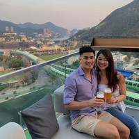 Orangtua Kwong adalah instruktur renang dan menjalankan klub renang Lai Wa. Kwong juga dilatih sebagai perenang dan mengerti apa yang dibutuhkan untuk menjadi perenang kelas dunia. Tapi, ia mengambil jalan yang berbeda dari To. Setelah lulus dari departemen bahasa di China University di Hong Kong dan menyelesaikan gelar master dalam terapi wicara di Universitas Politeknik Hong Kong, Kwong bekerja sebagai terapis bicara. Foto: Instagram