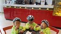 Dikenal sebagai Song Triplets. Tiga anak kembar dari pasangan Song Il Kook dan Jung Seung Yeon ini sangat menggemaskan. Ketiganya kini sudah besar dan terlihat sedang menikmati dessert di kafe kopi. Foto: Instagram@songilkook