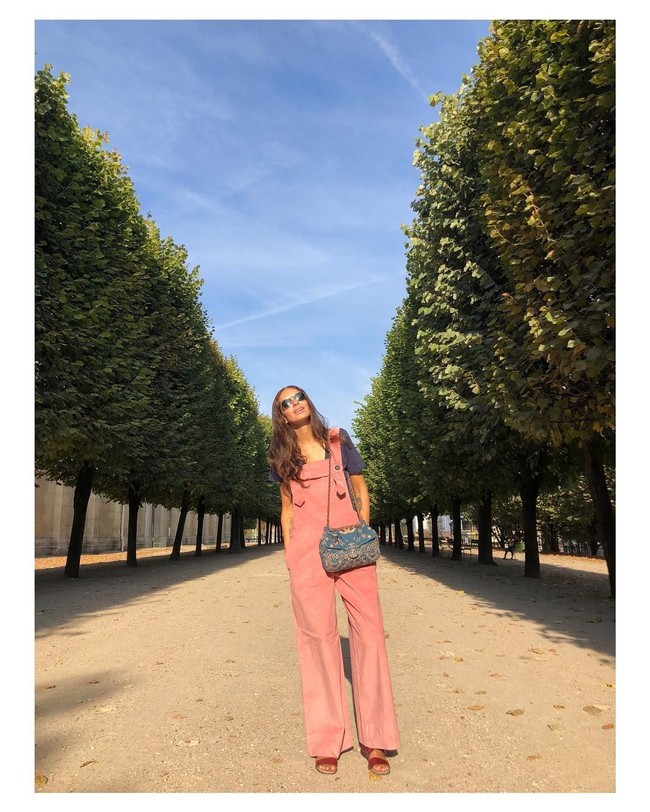 Di usia 17, aku kembali ke Brazil di mana aku bekerja (sebagai model) hingga tahun depannya itu tahun terakhir aku tinggal di sana. Setelah percakapan panjang dengan ayahku, dia mengatakan padaku bahwa aku cukup bertanggung jawab untuk membuat keputusan. Seminggu kemudian aku di Tokyo lalu Milan, New York, Sydney, dan Paris. Setahun di Paris, aku mulai bekerja untuk Chanel dan aku tidak pernah berhenti, kata Amanda kepada Forbes. Foto: Instagram @amandasanchez