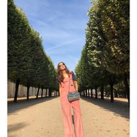 Di usia 17, aku kembali ke Brazil di mana aku bekerja (sebagai model) hingga tahun depannya itu tahun terakhir aku tinggal di sana. Setelah percakapan panjang dengan ayahku, dia mengatakan padaku bahwa aku cukup bertanggung jawab untuk membuat keputusan. Seminggu kemudian aku di Tokyo lalu Milan, New York, Sydney, dan Paris. Setahun di Paris, aku mulai bekerja untuk Chanel dan aku tidak pernah berhenti, kata Amanda kepada Forbes. Foto: Instagram @amandasanchez