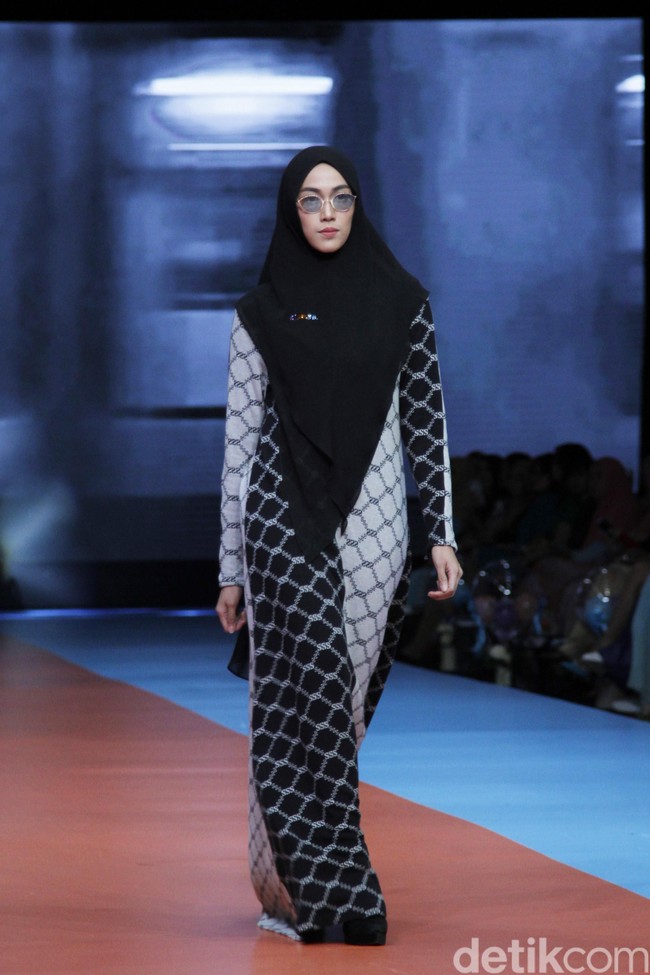 Koleksi busana muslim syari Si.Se.Sa yang ditampilkan di Si.Se.Sa Annual Fashion Show 2019, The Tribrata, Jakarta, [Selasa 19/03/2019]. Foto: Mohammad Abduh/Wolipop