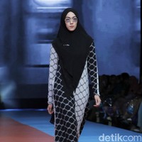 Koleksi busana muslim syari Si.Se.Sa yang ditampilkan di Si.Se.Sa Annual Fashion Show 2019, The Tribrata, Jakarta, [Selasa 19/03/2019]. Foto: Mohammad Abduh/Wolipop