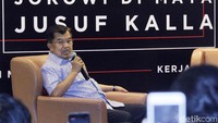 Wakil Presiden Jusuf Kalla (JK) menghadiri diskusi dengan relawan Jokowi Widodo (Jokowi)-Maruf Amin. Relawan bertanya kepada JK terkait perbedaan kepemimpinan antara Presiden ke-6 Susilo Bambang Yudhoyono (SBY) dan Jokowi.