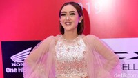Bahkan Cita Citata pernah mau diberikan mobil BMW seharga Rp 5 M oleh seorang pengusaha Malaysia. Pool/Noel/detikFoto.