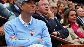 Selain tenis, ia juga hobi main bridge, terutama bersama sobatnya Warren Buffet. Foto: Getty Images