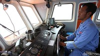 Menurut pemimpin kapal, Indra Asmara Yudha, kru Kapal Bahtera Seva III ini terdiri atas kru mesin, masinis, mualim dan segenap kru lainnya yang bahu membahu mengoperasionalkan kapal ini untuk melayani masyarakat di kepulauan Halmahera Selatan.