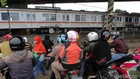 Sejumlah pengandara menunggu kereta melintas di salah satu jalur perlintasan kereta tanpa palang di kawasan Kranji, Kota Bekasi, Jawa Barat, Kamis (21/3/2019).