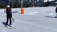 Sebelum main ski, Luna Maya harus menuju ke puncak bukit. Untuk memudahkan, Luna Maya naik semacam ski lift sederhana yang ditarik dengan kabel. (Instagram/@lunamaya)