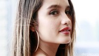 Cinta Laura memiliki pesona tersendiri yang menyihir para pria.