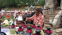 Airnya diisikan ke dalam kendi (Aji Kusuma/detikcom)