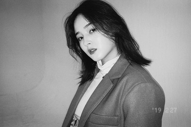 Nama Korea Nancy Momoland, Lee Seungri, memang mirip dengan mantan personel Big Bang yang kini terlibat skandal prostitusi, Seungri. Banyak anggapan yang menyebutkan bahwa penyanyi berusia 18 tahun ini tidak ingin namanya dikorelasikan dengan maknae Big Bang tersebut, sehingga ia memutuskan ganti nama. Foto: Instagram/@mld_official, @momoland_official