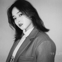 Nama Korea Nancy Momoland, Lee Seungri, memang mirip dengan mantan personel Big Bang yang kini terlibat skandal prostitusi, Seungri. Banyak anggapan yang menyebutkan bahwa penyanyi berusia 18 tahun ini tidak ingin namanya dikorelasikan dengan maknae Big Bang tersebut, sehingga ia memutuskan ganti nama. Foto: Instagram/@mld_official, @momoland_official