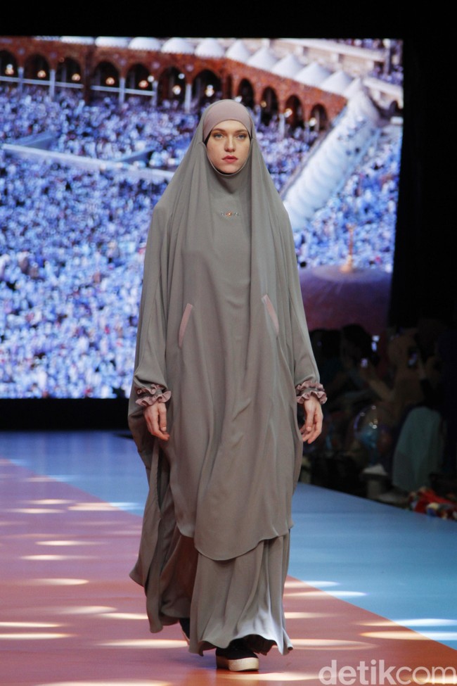 Koleksi busana muslim syari Si.Se.Sa yang ditampilkan di Si.Se.Sa Annual Fashion Show 2019, The Tribrata, Jakarta, [Selasa 19/03/2019]. Foto: Mohammad Abduh/Wolipop