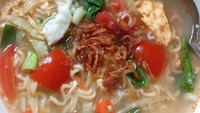 Yang suka rasa kaldu ayam atau sapi, coba tambahkan telur, potongan sawi, wortel, tomat dan taburan bawang goreng. Ah, sedapnya! Foto : Instagram @eluana_nanyk