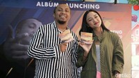Usai mendengarkan cover lagunya dibawakan Lala, Near pun langsung mengajaknya untuk kolaborasi dalam album tersebut. Pool/Ismail/detikFoto.