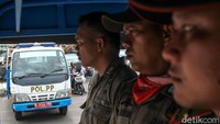 Patroli itu dilakukan pagi, siang dan sore hari guna mensterilkan trotoar kawasan Tanah Abang.