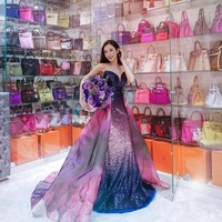 Inilah isi lemari sosialita mantan istri konglomerat Indonesia, Jamie Chua yang berada di rumahnya di Singapura. Lemari berisi ratusan tas Hermes ini berada dalam satu ruangan khusus di rumah sosialita cantik itu.  Jamie membuat satu ruangan seluas 65 m2 khusus untuk menyimpan koleksi tas, sepatu, pakaian dan perhiasannya. Koleksi tasnya tentu saja didominasi merek Hermes. Foto: Instagram