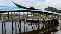 Pembangunan jembatan ini dimulai pada tahun 2011 silam. Saat itu, inisiasi pembangunan jembatan dilakukan oleh warga setempat. Secara swadaya, mereka bergotong-royong membangun jembatan tersebut.